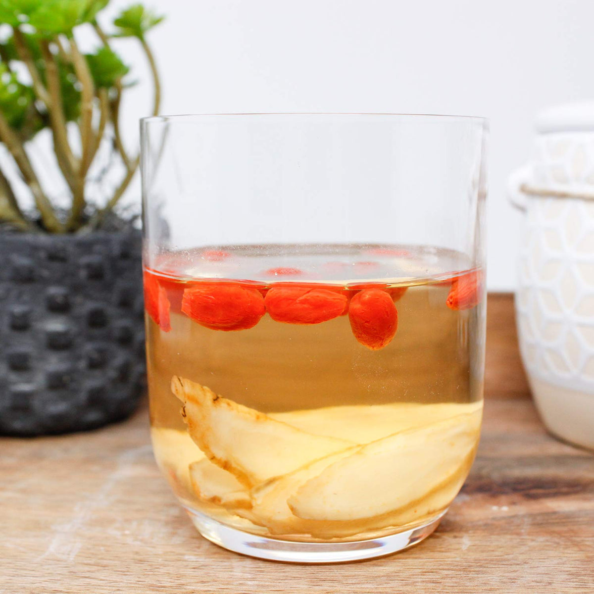 Tranches de ginseng américain DABC OAK LAND sur une table en bois