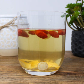 Tranches de ginseng américaines dans une tasse de thé