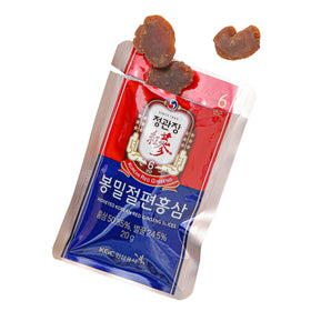 Tranches de ginseng rouge coréen miel sur fond blanc