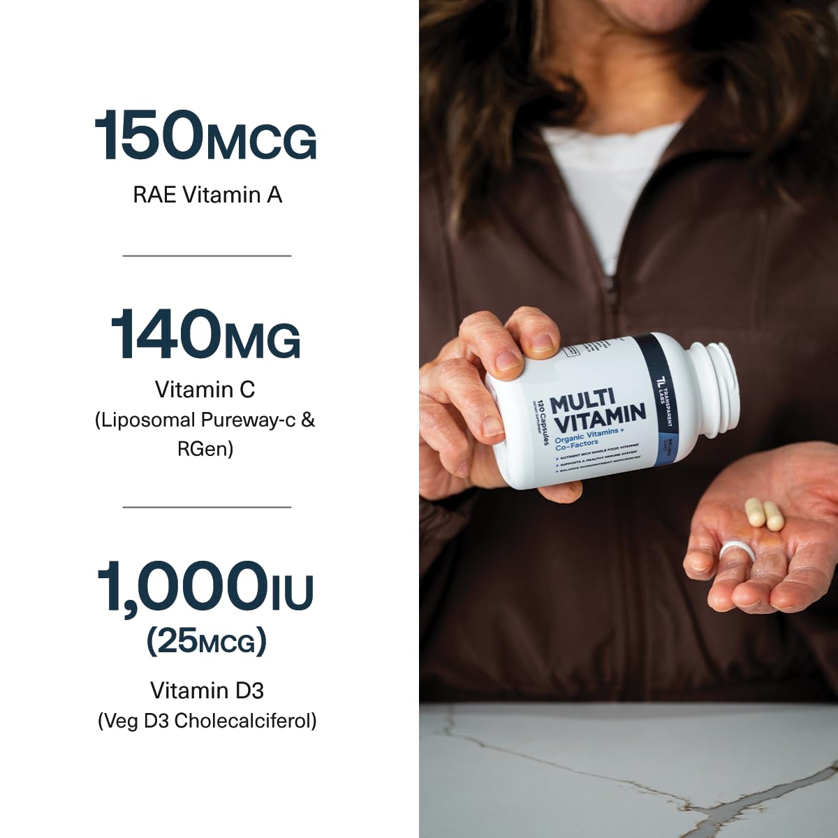 Transparent Labs multivitamine quotidienne avec un verre d'eau