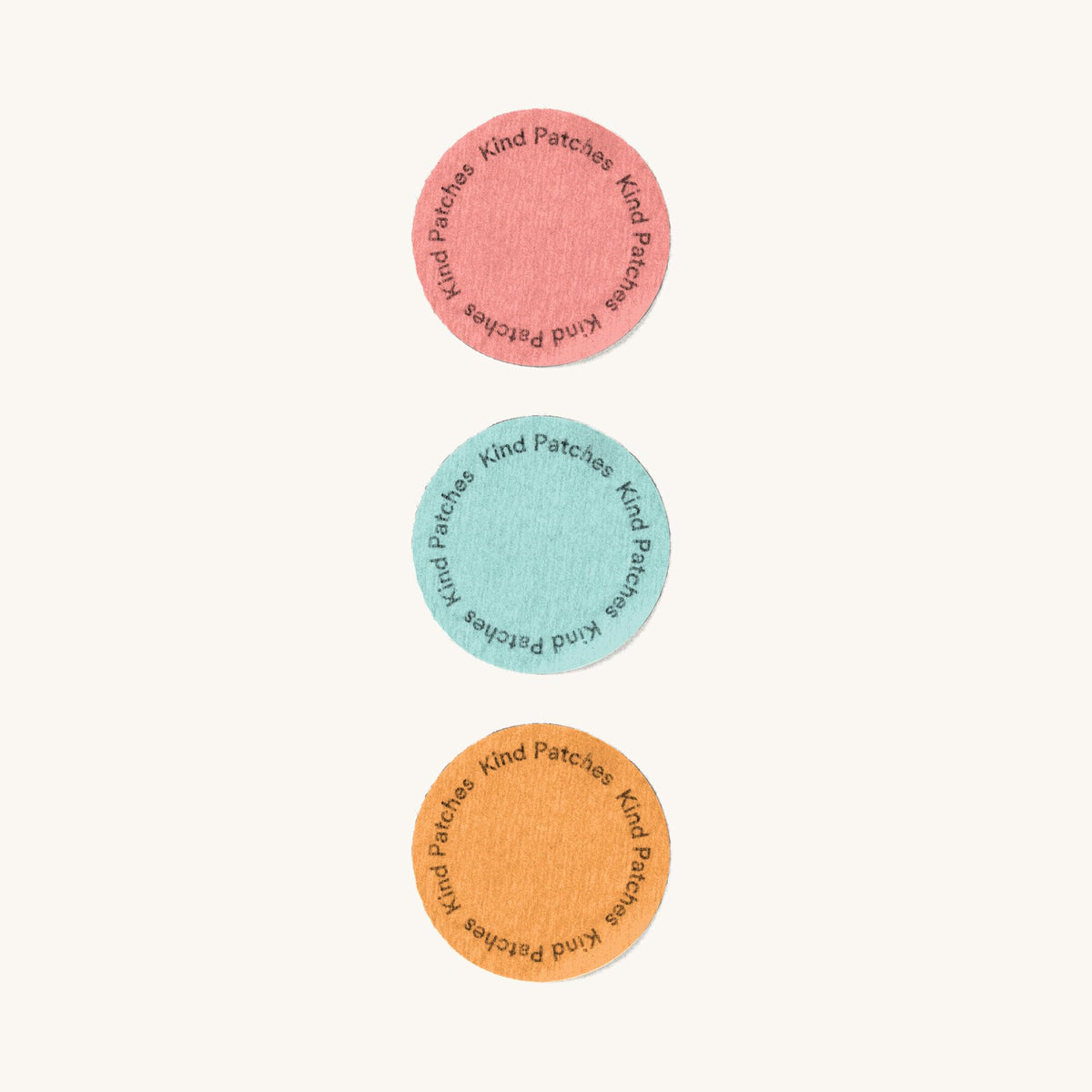 Trois patches Kind Patches sur fond blanc