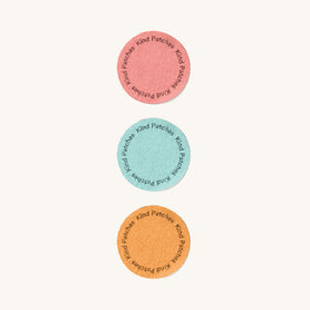 Trois patches Kind Patches sur fond blanc