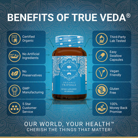 True Veda Triphala Poudre Bio capsules végétales sur fond blanc