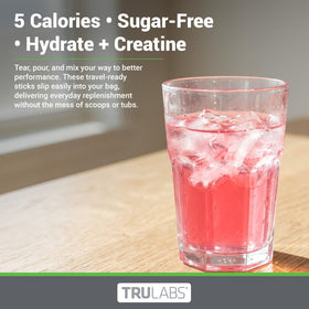 TRULABS Hydrate + Creatine sur une table avec équipements de sport