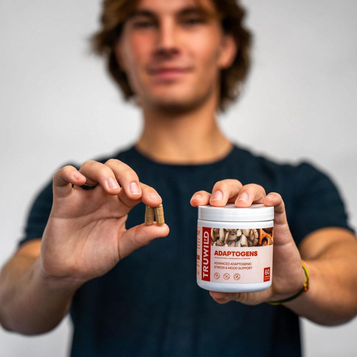 TruWild Mélange d'Adaptogènes sur une table en bois