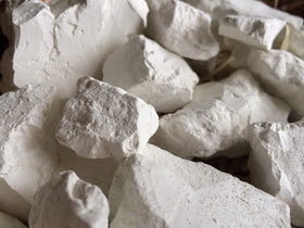 Uclays Kaolin argile comestible 113 g morceaux sur une surface
