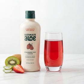 Ultimate Aloe jus d'aloe vera dans un verre avec des fraises et des kiwis