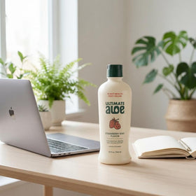 Ultimate Aloe jus d'aloe vera saveur fraise kiwi, présentation sur une table