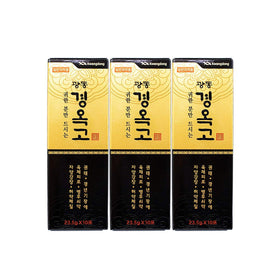 Un sachet du tonique au ginseng KyungOkGo avec de l'eau tiède