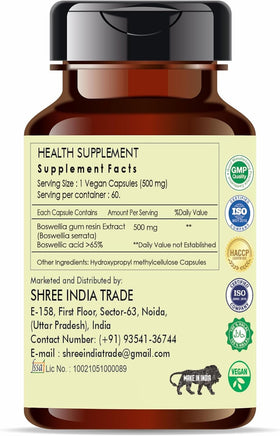 Une capsule d'extrait de Boswellia Serrata AYURVEDASHREE dans la main