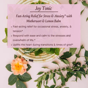 Urban Moonshine Joy Tonic 60 ml avec des herbes en arrière-plan