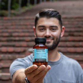 use Products Multivitamines 150 comprimés sur un fond blanc