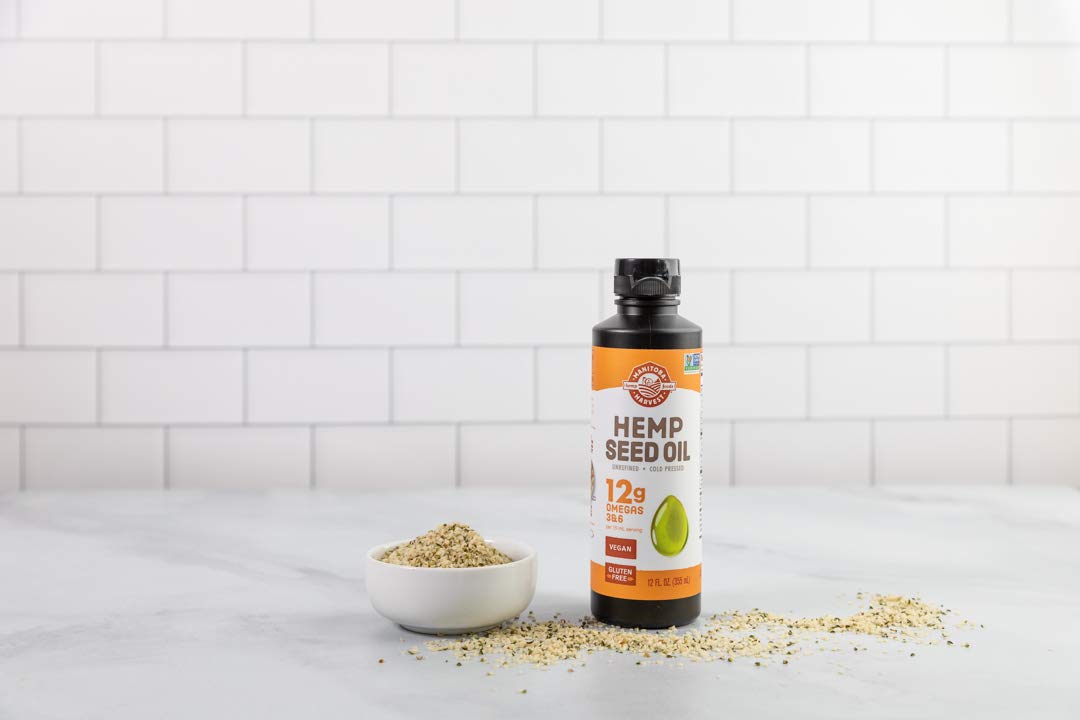 Utilisation de l'huile de graines de chanvre Manitoba Harvest dans une salade
