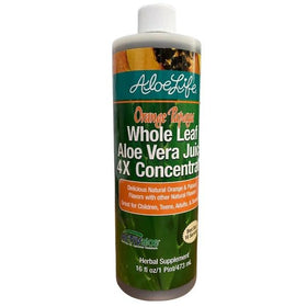 Verre de jus d'Aloe Vera Aloe Life avec des tranches de fruits