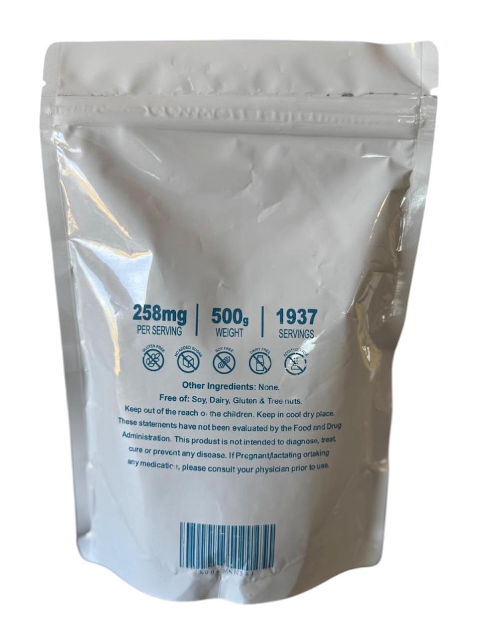 Versée de la poudre de citrate de potassium MS Finechem dans un verre d'eau