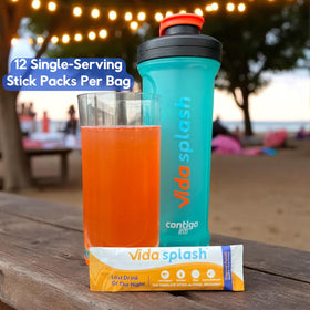 Vida Splash Tropical Punch sur une table avec des accessoires de soirée