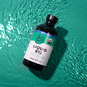 Vimergy B12 Liquide avec un verre d'eau