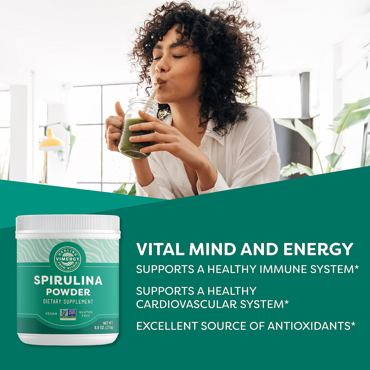 Vimergy Poudre de Spiruline 250g en cuillère avec poudre verte