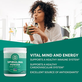 Vimergy Poudre de Spiruline 250g en cuillère avec poudre verte