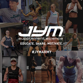 Vita JYM Multivitamines comprimés à côté d'un verre d'eau