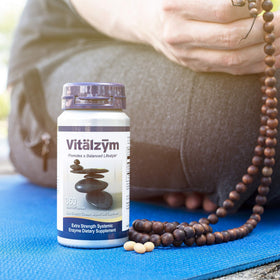 VITÄLZYM Vitalzym Enzymes 360 gélules liquides sur une table