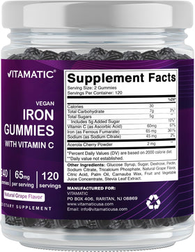 Vitamatic Gummies au fer 65 mg avec une main tenant une gélule