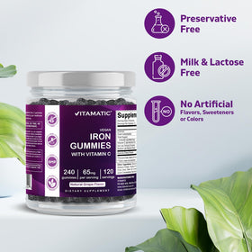 Vitamatic Gummies au fer 65 mg sur un fond de table en bois