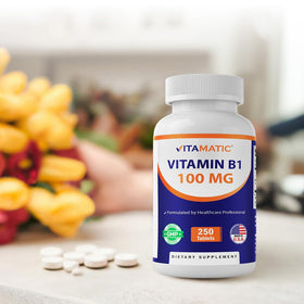 Vitamatic Vitamine B1 100 mg, flacon sur fond naturel