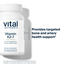 Vitamine K2-7 Vital Nutrients en contexte sur une table avec d'autres suppléments