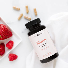 Vitamines Nuven Naturals 60 capsules sur une table en bois