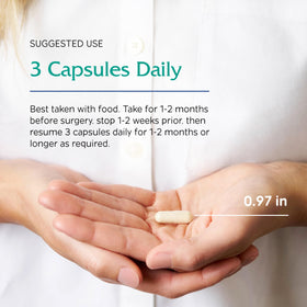 Vitanica Opti-use capsules avec une main tenant le flacon