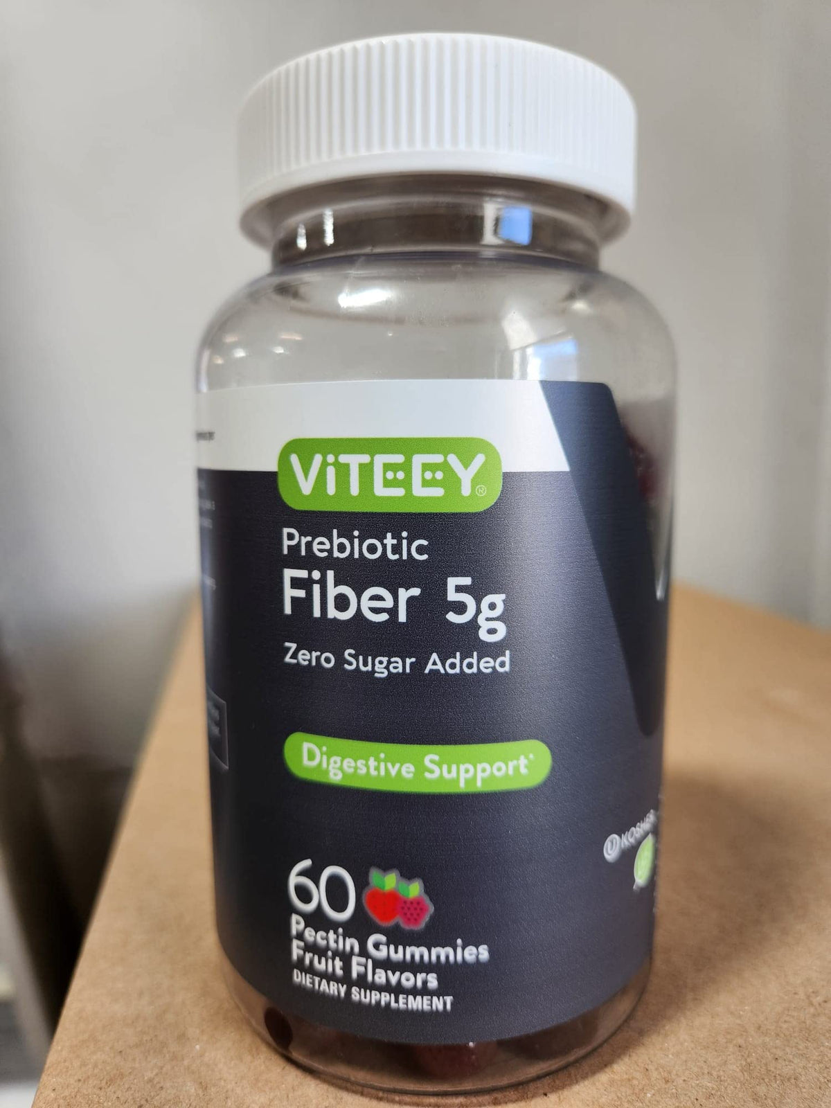 Viteey Gummies Prébiotiques 60 Gummies à côté d'un verre d'eau