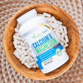 Vue aérienne du flacon de Calcium Magnésium avec capsules à côté