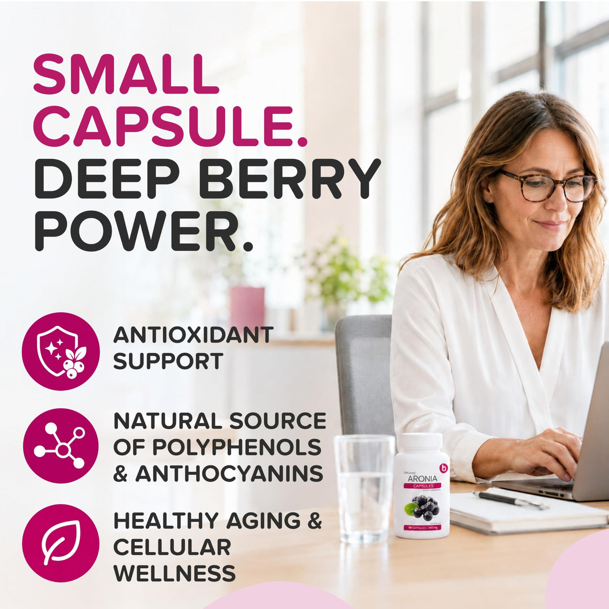 Vue de côté des capsules de baies d'aronia bio, couleur violet foncé