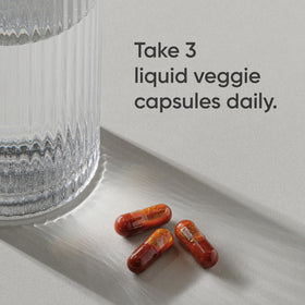 Vue de côté des capsules liquides de Vitamine C Liposomale