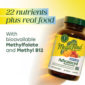 Vue de la boîte de multivitamine avancée MegaFood avec des aliments réels