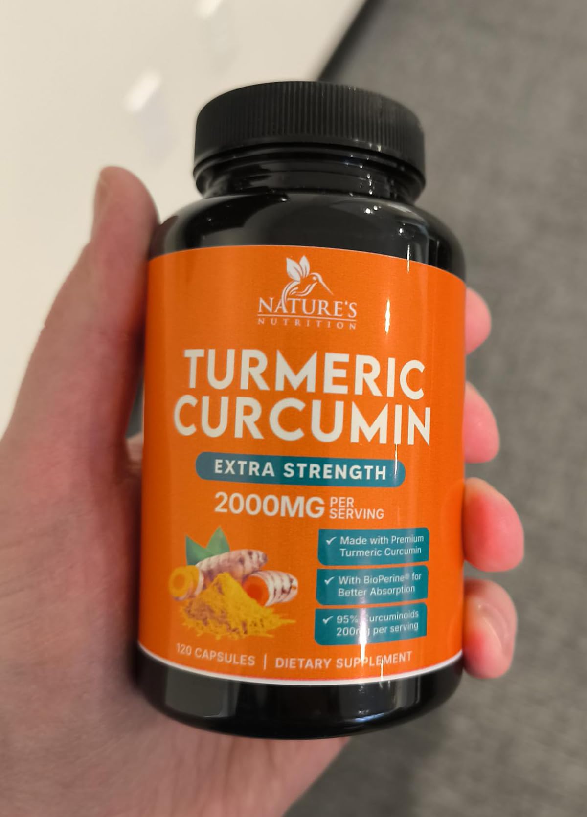 Vue de la bouteille de complément de curcuma Nature's Nutrition avec étiquette claire