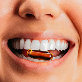 Vue de la bouteille de True Grace Omega-3 de côté