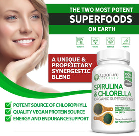 Vue de près des capsules de Spiruline et Chlorelle