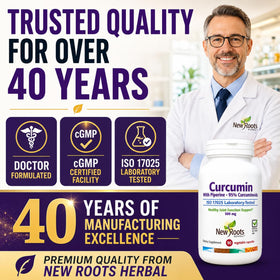 Vue des capsules Curcuma Curcumine sur une table en bois