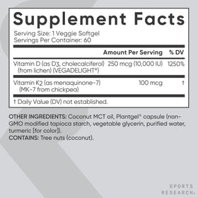 Vue des capsules de complément Vegan D3 + K2, Sports Research dans une main