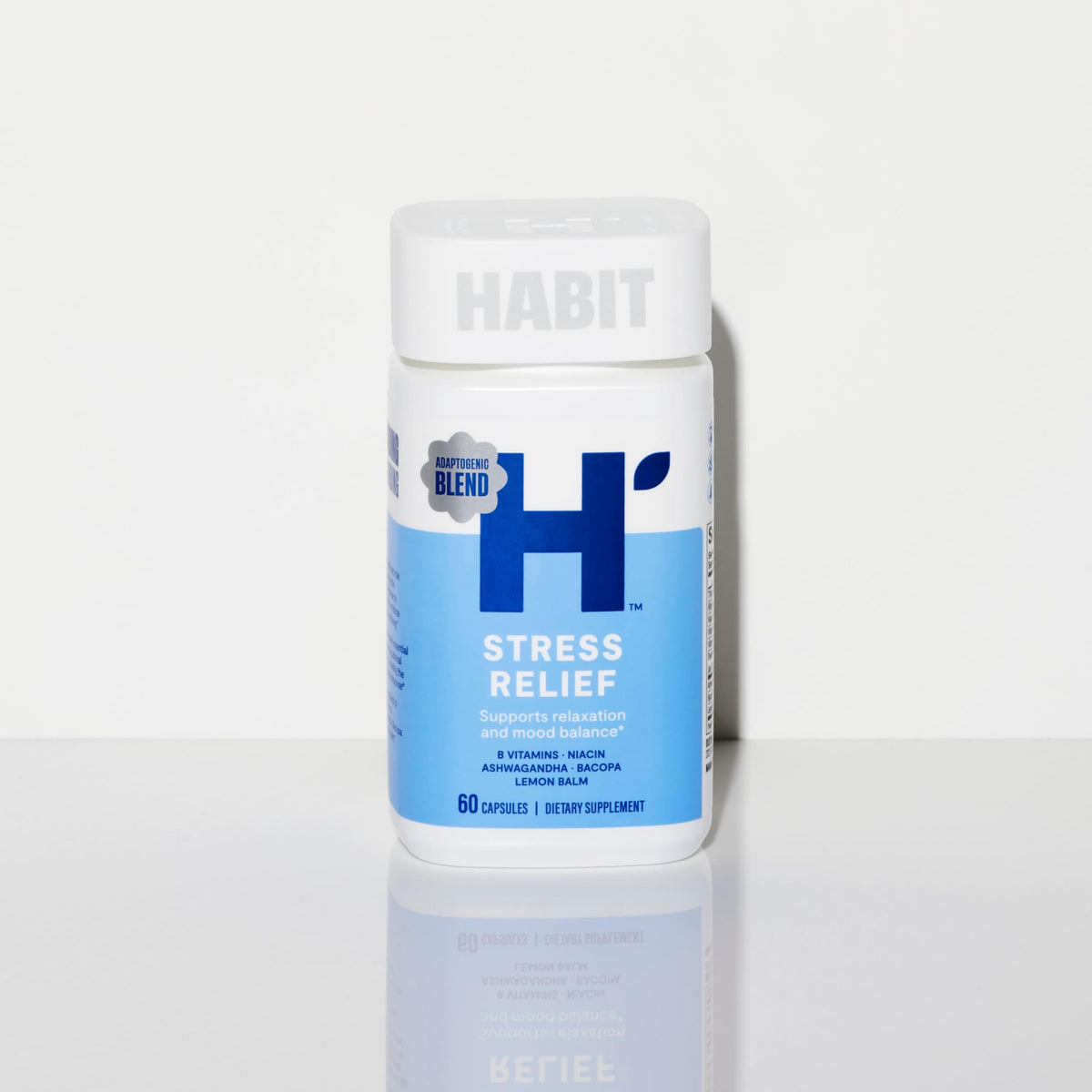 Vue du dessus des capsules Health By Habit sur une surface claire