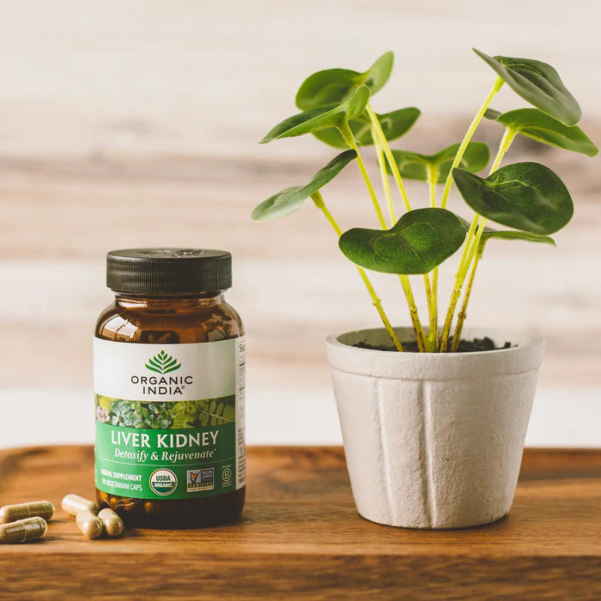 Vue du flacon ORGANIC INDIA sur un fond naturel