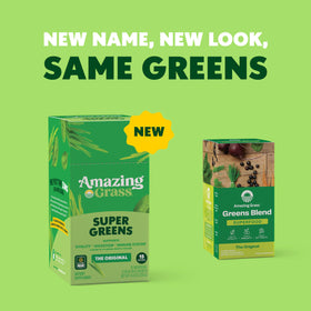 Vue du mélange de Super Greens d'Amazing Grass dans un verre avec de l'eau