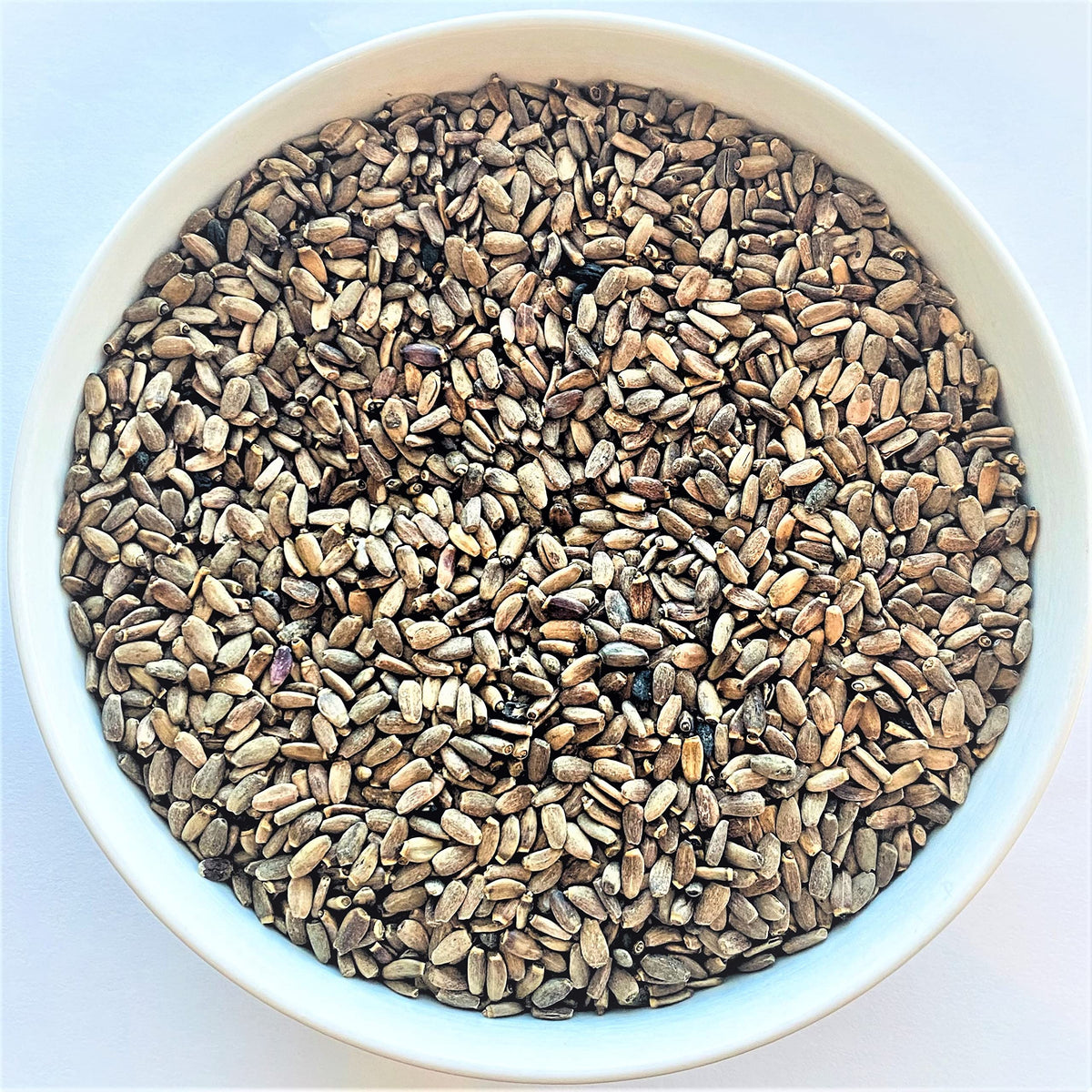 Vue rapprochée des graines de chardon-Marie entières dans leur sachet