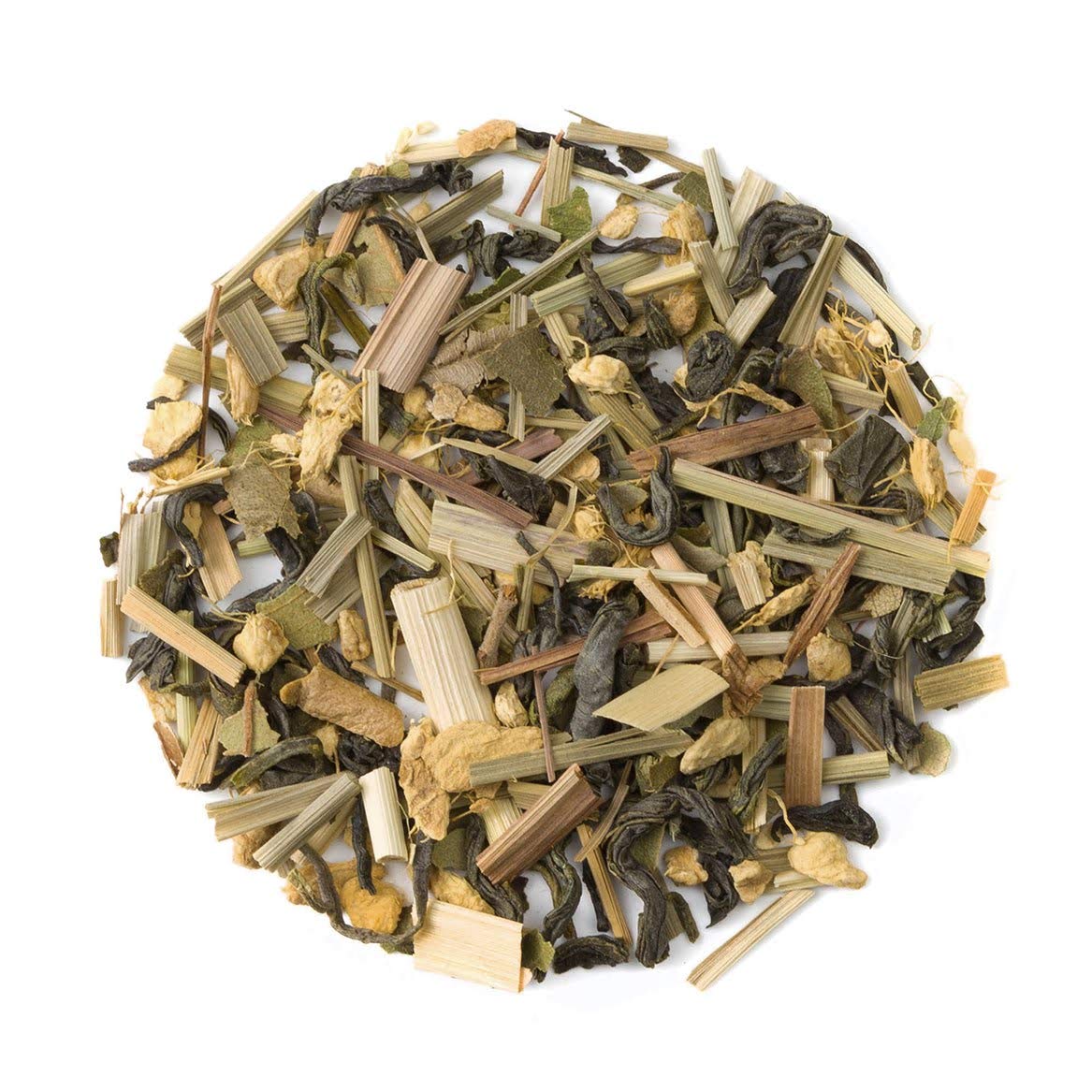 Vue rapprochée du thé vert bio avec morceaux de gingembre et citron