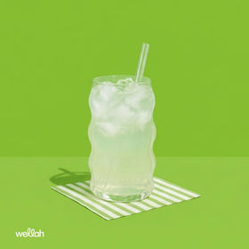 Wellah L-Glutamine Poudre à côté d'un shaker et d'ingrédients frais