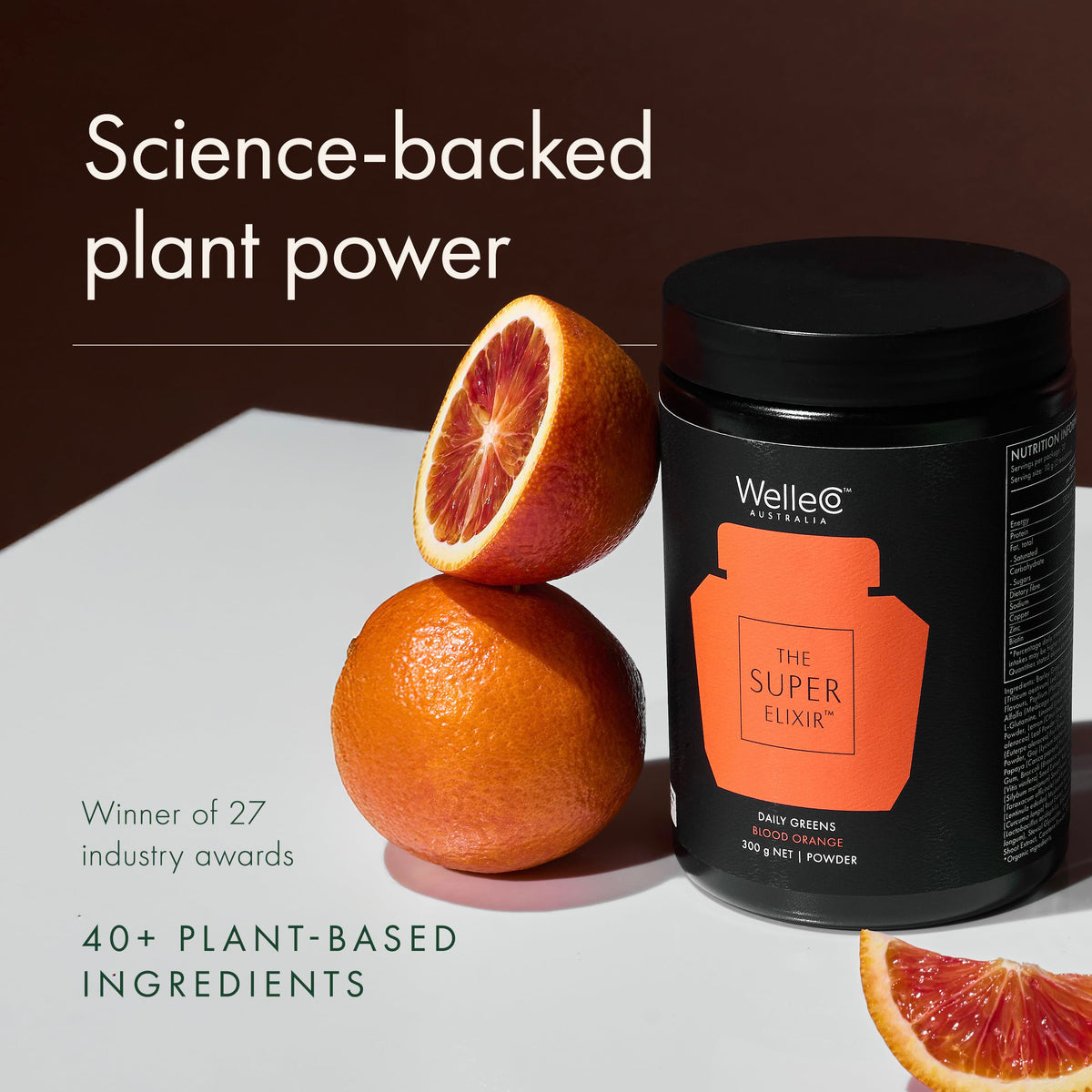 WelleCo Super Elixir Poudre de Super Greens 300g Orange Sanguine sur une table
