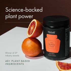 WelleCo Super Elixir Poudre de Super Greens 300g Orange Sanguine sur une table