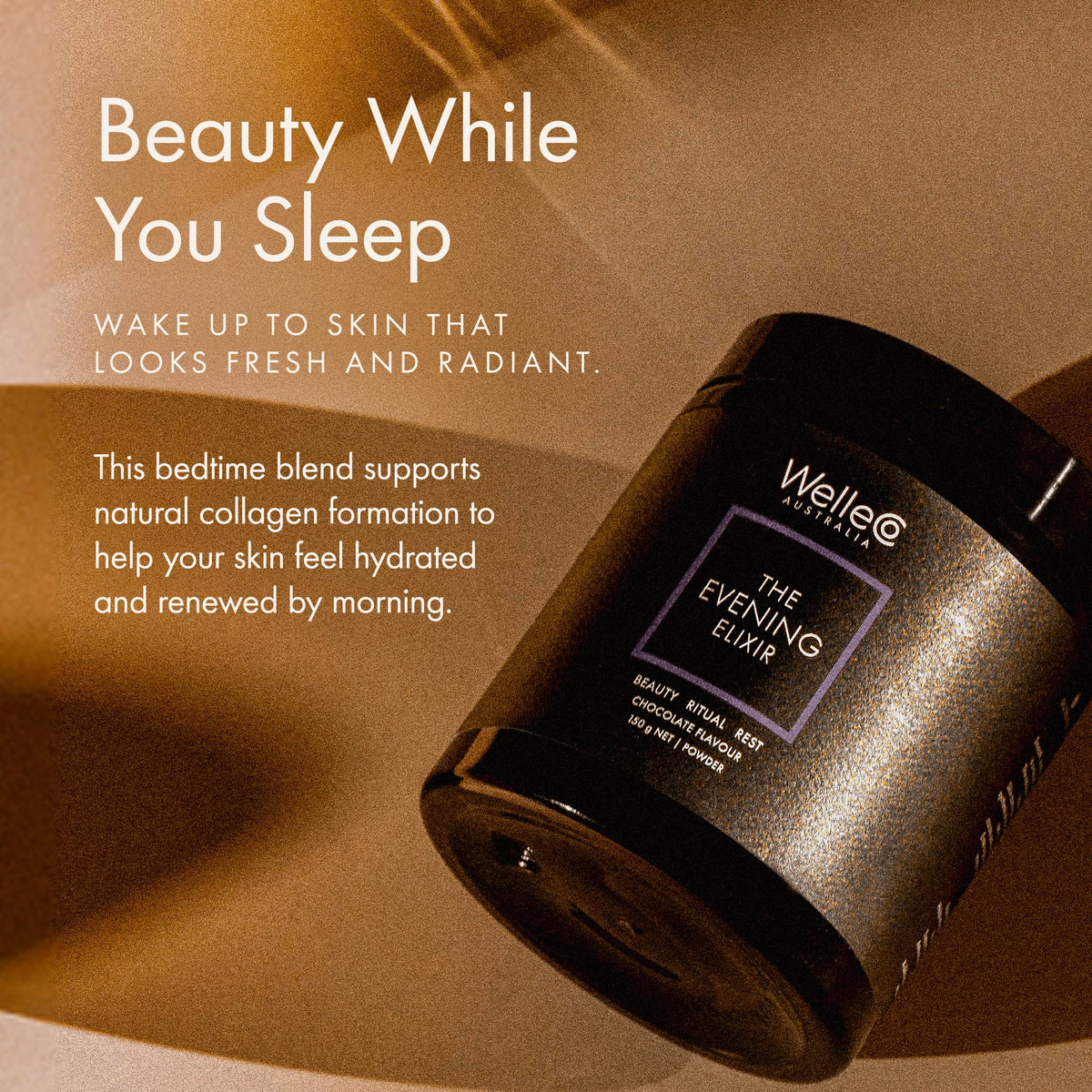 WelleCo The Evening Elixir Chocolat Chaud 210g en utilisation avec une cuillère